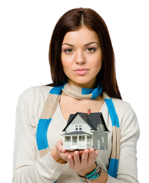 Kvinna händer små modell hus — Stockfoto