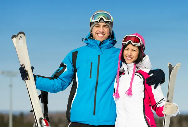 Halve lengte portret van omarmen skiërs — Stockfoto