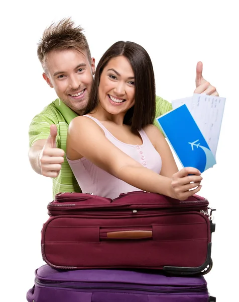 Casal com sacos de viagem e bilhetes — Fotografia de Stock