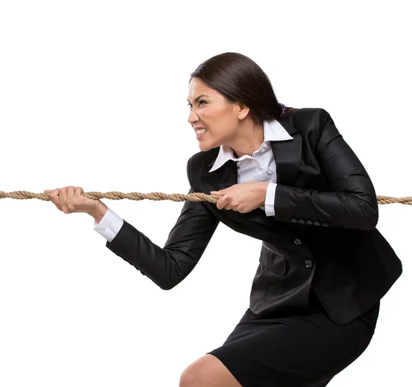 Businesswoman pulls the rope — Stock Photo, Image