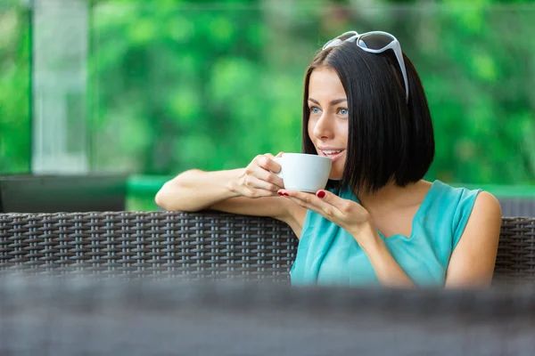 Girl drinks coffee at the bar — Stock Photo, Image