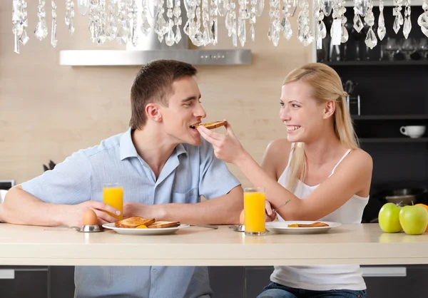 Casal casal tem café da manhã na cozinha — Fotografia de Stock