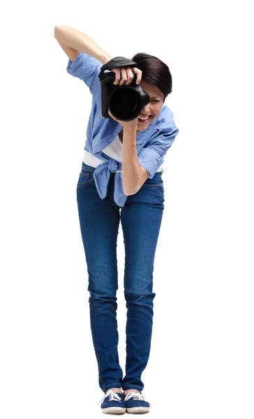 Mulher-fotógrafo criativo leva tiros — Fotografia de Stock