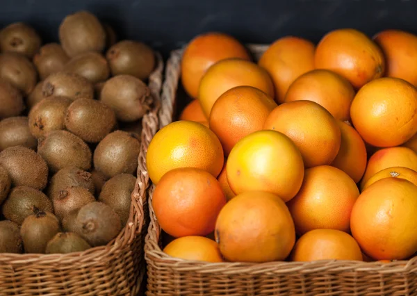 Primer plano de montón de naranjas y kiwis —  Fotos de Stock