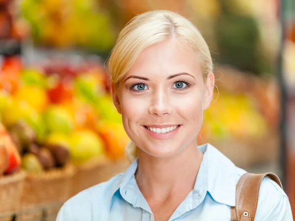 Kadın müşteri alışveriş portresi — Stok fotoğraf