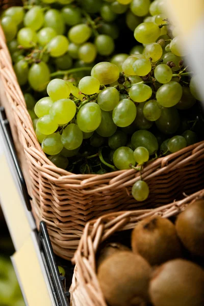 Close up of grapes and kiwis — Stock Photo, Image