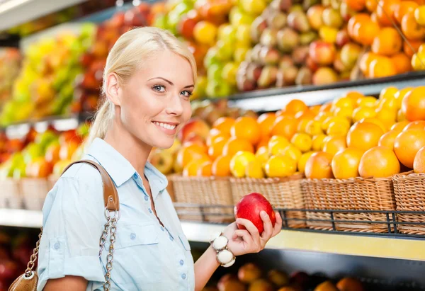 Chica en el centro comercial elegir frutas manos manzana Imagen De Stock