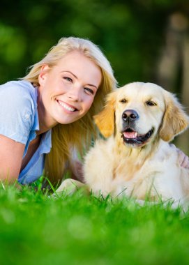 golden retriever çim ile kadının yakın çekim