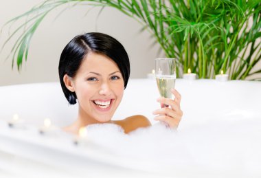 Banyoda kadını şampanya içer