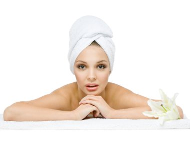 seksi kadın başına havlu ile yüz dokunur