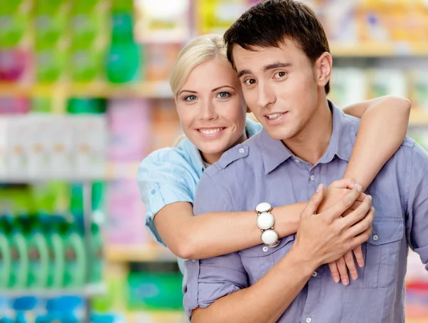 Ragazza e uomo nel centro commerciale — Foto Stock