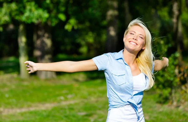 Pretty girl with her arms outstretched — Stock Photo, Image