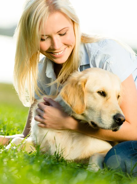 Portrait of girl with labrador on grass — Stock Photo, Image