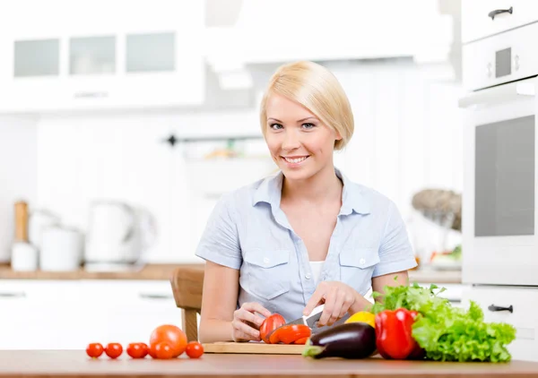Woman chops vegetables for salad — Stock Photo, Image