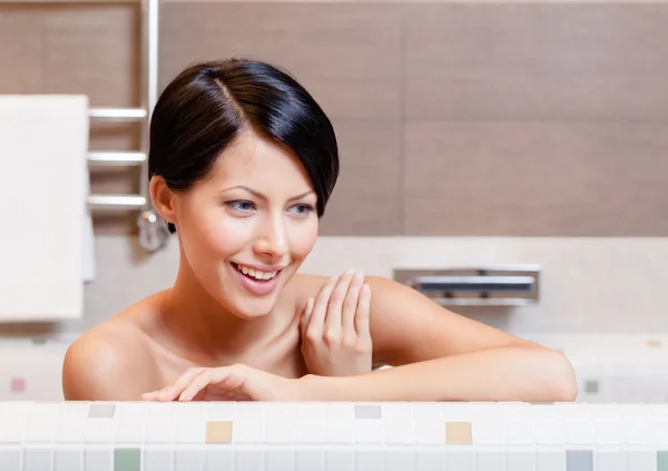 Mujer bonita toma un baño — Foto de Stock