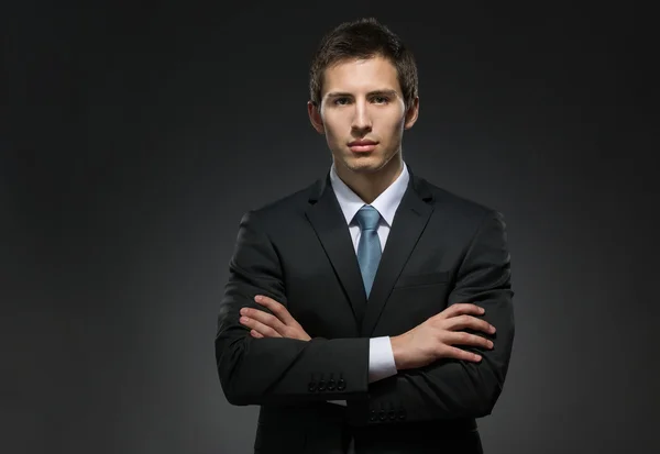 Retrato de medio cuerpo del hombre con los brazos cruzados —  Fotos de Stock