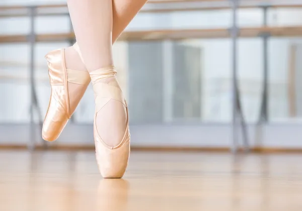 Fechar as pernas dançantes da bailarina em pointes — Fotografia de Stock