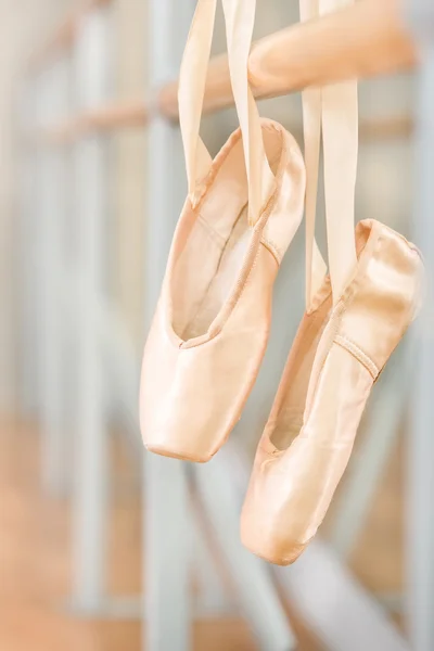 Close up de pointes para ballet pendurado no barre — Fotografia de Stock