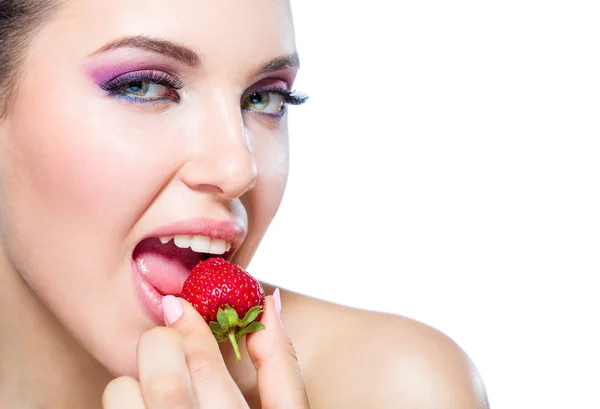 Крупним планом дівчина їсть полуницю — стокове фото
