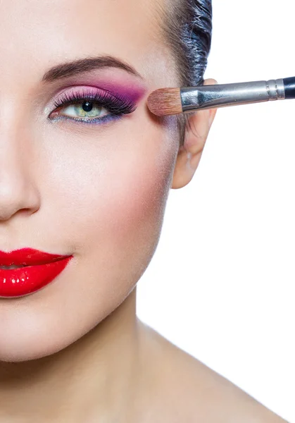 Girl applying make-up — Stock Photo, Image