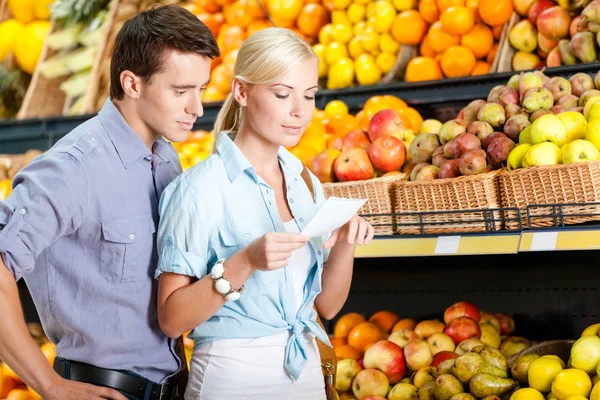 Pareja con lista de compras — Foto de Stock