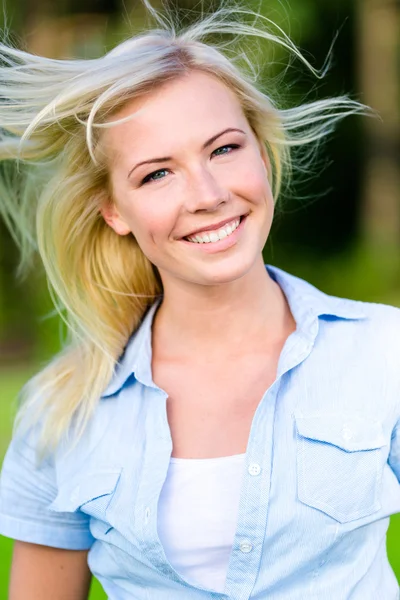 Retrato de menina loira bonita — Fotografia de Stock