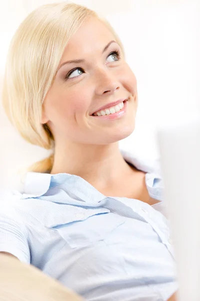 Close up shot of woman sitting with silver pc — Stock Photo, Image