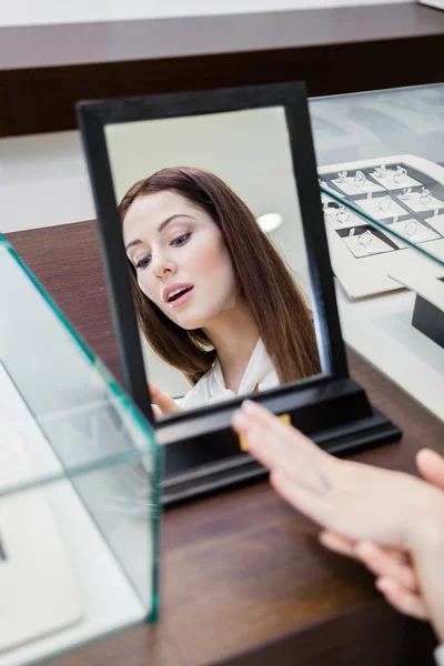 Spiegelbild von Mädchen beim Anprobieren eines Rings — Stockfoto