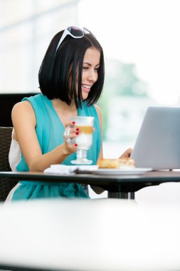 Dizüstü bilgisayarda çalışan kadın.