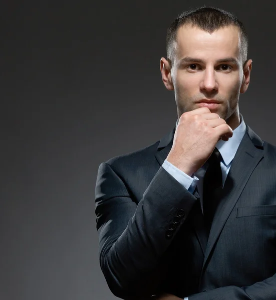 Uomo pensieroso puntelli testa con mano — Foto Stock