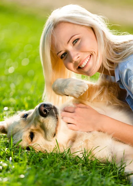 Close up of girl who strokes retriever — Stock Photo, Image