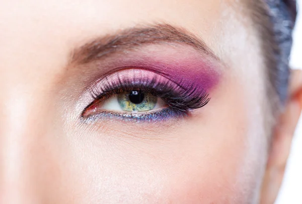 Bliska kobiece oko z jasny różowy makijaż — Zdjęcie stockowe
