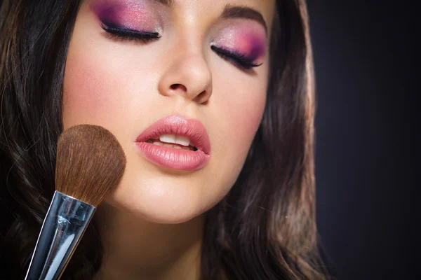 Gadis menerapkan make-up yang cerah — Stok Foto
