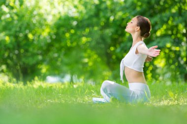 Lotus pozisyonundaki kadın