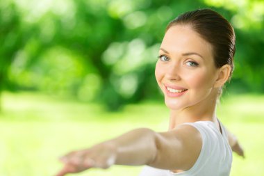 kadın uzanmış kollarıyla