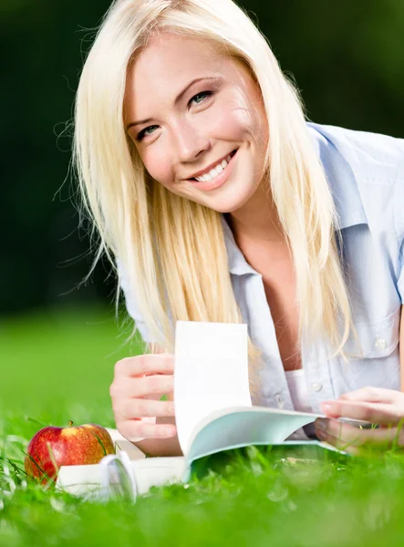 Meisje leest boek — Stockfoto