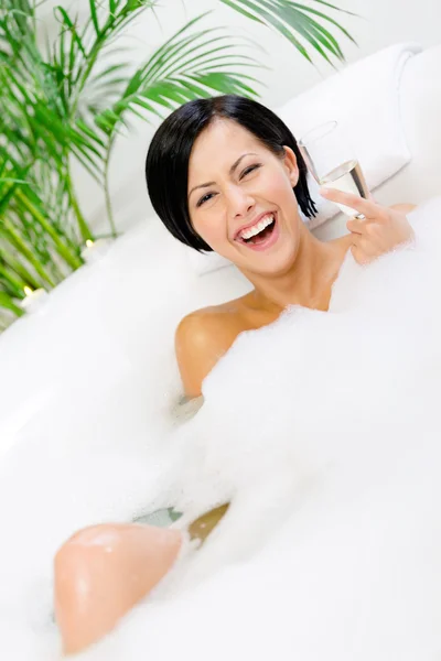 Girl taking a bath drinks alcohol — Stock Photo, Image