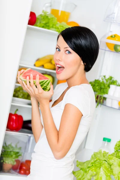 Mujer come sandía — Foto de Stock