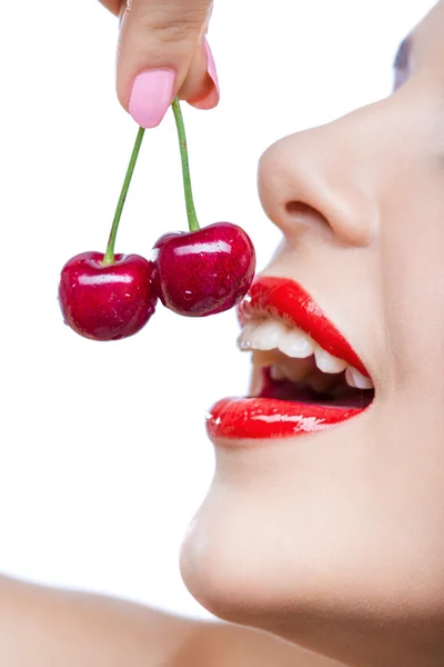 Dama con labios rojos comiendo dos bayas — Foto de Stock