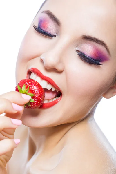 빨간 입술 딸기를 먹는 여자 — 스톡 사진