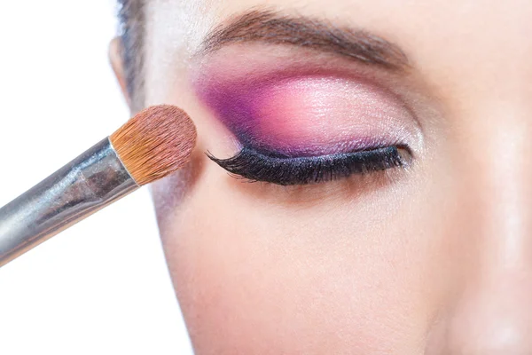 Flicka tillämpa ljusa makeup — Stockfoto