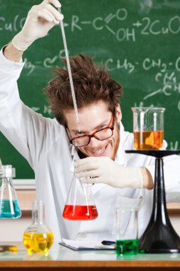 deli Profesör bazı kimyasal testler yapar