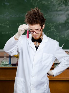 deli Profesör test tüpü ele alıyor.