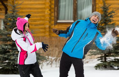 Kartopu oynarken eğleniyor Çift