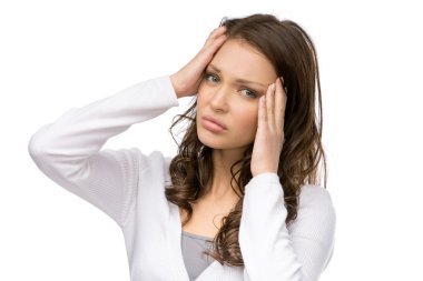 Ellerini başının üstüne koyarak kadın