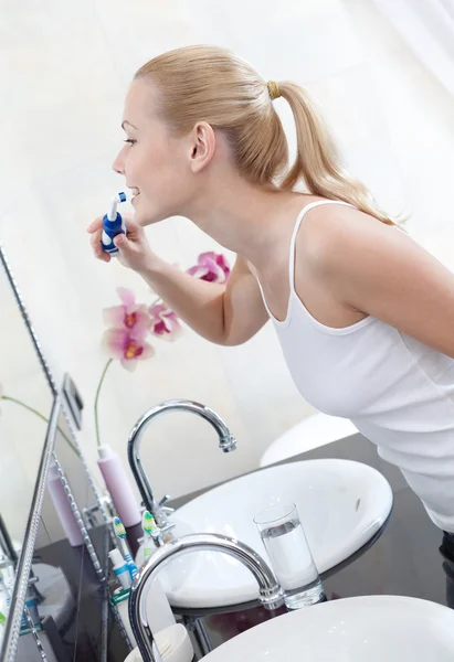 Mujer cepilla sus dientes — Foto de Stock