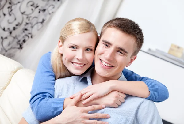 Casal senta-se no sofá — Fotografia de Stock