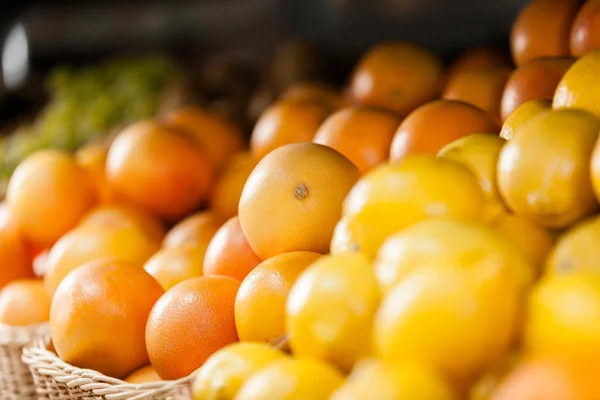 Un mucchio di arance e limoni — Foto Stock