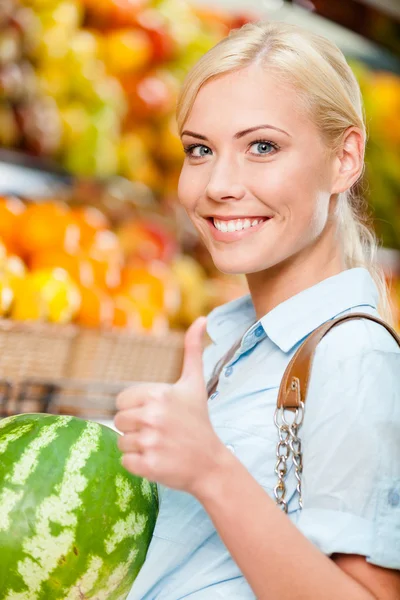 Meisje op de markt — Stockfoto