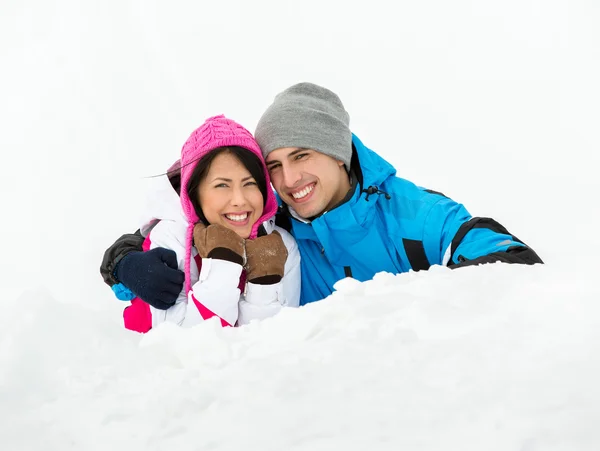 Adam ve karla yatan kız — Stok fotoğraf